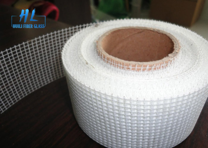 গ্লাস 60g - 65g/m2 ফাইবারগ্লাস স্ব-আঠালো জাল টেপ শক্তি ক্ষার প্রতিরোধী বিনামূল্যে নমুনা